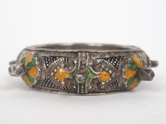 Vente aux enchères Bracelet jonc Afrique du Nord en argent, à décor émaillé polychrome et