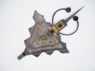 Vente aux enchères Importante fibule Afrique du Nord de forme triangulaire, à décor émail