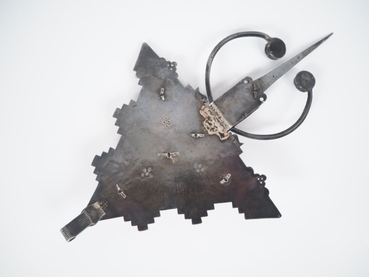 Importante fibule Afrique du Nord de forme triangulaire, à décor émail