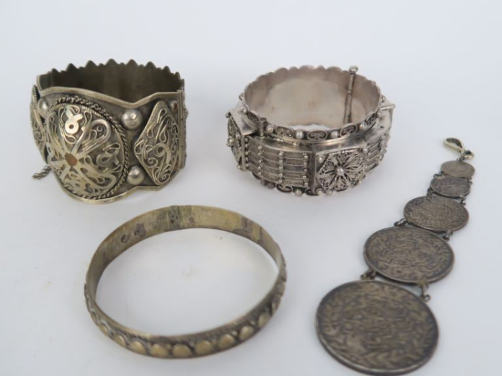 3 bracelets berbères en argent bas titre ou métal argenté à décor de c