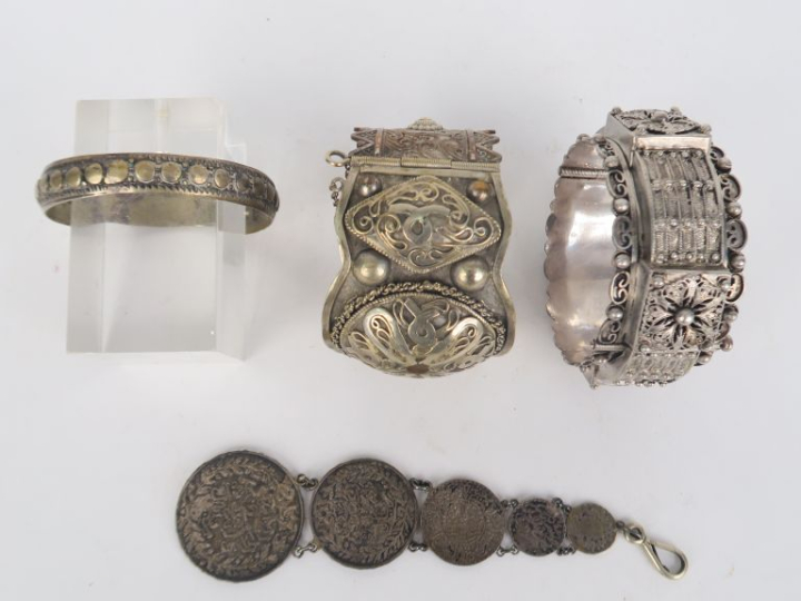 3 bracelets berbères en argent bas titre ou métal argenté à décor de c
