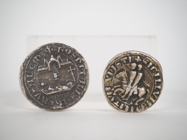 2 pièces de style romaine. Diam. 3,5 et 3 cm.