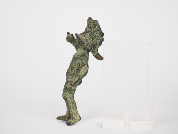 Figurine du dieu romain Mars. Bronze. H. 9 cm. (accident au poignet). 