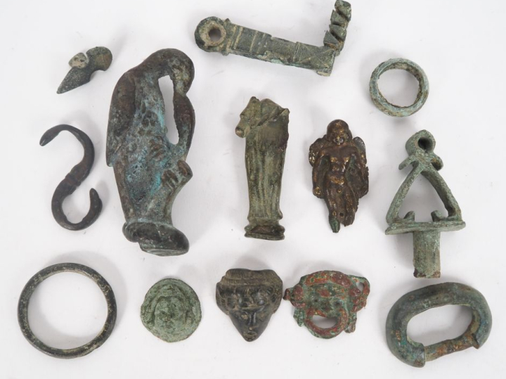 3 appliques romaines en forme de visage. Bronze. H. de 2,5 à 3 cm.  On