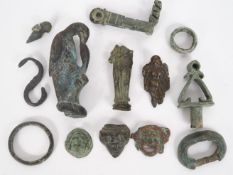 Vente aux enchères 3 appliques romaines en forme de visage. Bronze. H. de 2,5 à 3 cm.  On