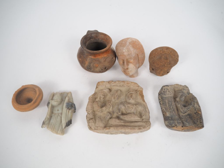 Ensemble de Souvenirs de voyage / archéologie comprenant :  - Coupelle