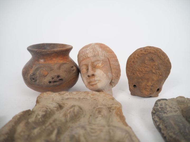 Ensemble de Souvenirs de voyage / archéologie comprenant :  - Coupelle