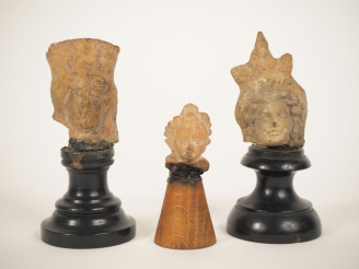 Vente aux enchères Méditerranée hellénistique et romaine. Trois têtes de figurines en ter