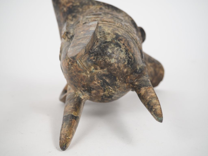 ASIE. Vase libatoire en bronze à décor de motifs géométriques. H. 24 c