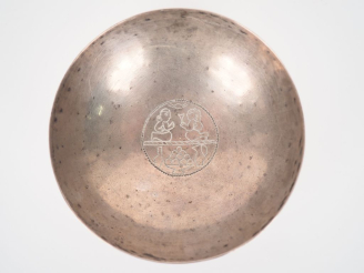 Vente aux enchères Coupelle en argent décorée d'un médaillon central figurant deux person