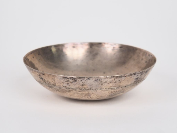 Coupelle en argent décorée d'un médaillon central figurant deux person