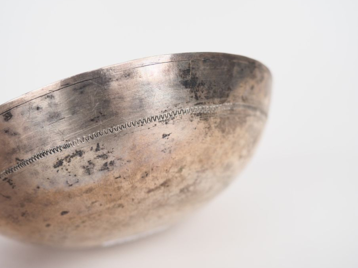 Coupelle en argent décorée d'un médaillon central figurant deux person