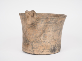 Vente aux enchères Orient Ancien. Vase en céramique grise orné d'une tête de bouquetin en