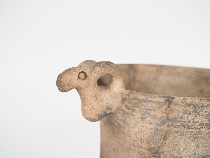 Orient Ancien. Vase en céramique grise orné d'une tête de bouquetin en