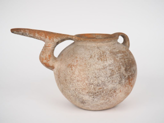 Vente aux enchères Orient ancien. Vase en céramique orangée à long bec verseur. Nord de l
