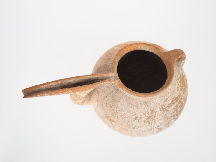 Orient ancien. Vase en céramique orangée à long bec verseur. Nord de l