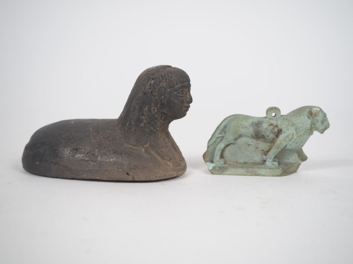 Amulette en faïence egyptienne fiugrant un lion marchant. Basse époque