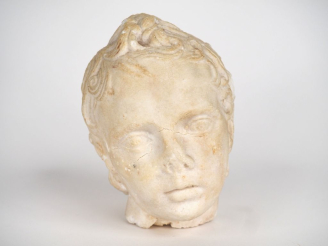 Vente aux enchères Tête début Xxème dans le goût de l'antique en marbre reconstitué. H. 1