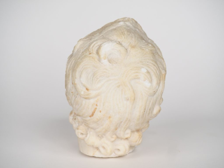 Tête début Xxème dans le goût de l'antique en marbre reconstitué. H. 1