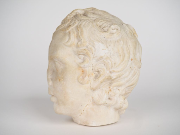 Tête début Xxème dans le goût de l'antique en marbre reconstitué. H. 1