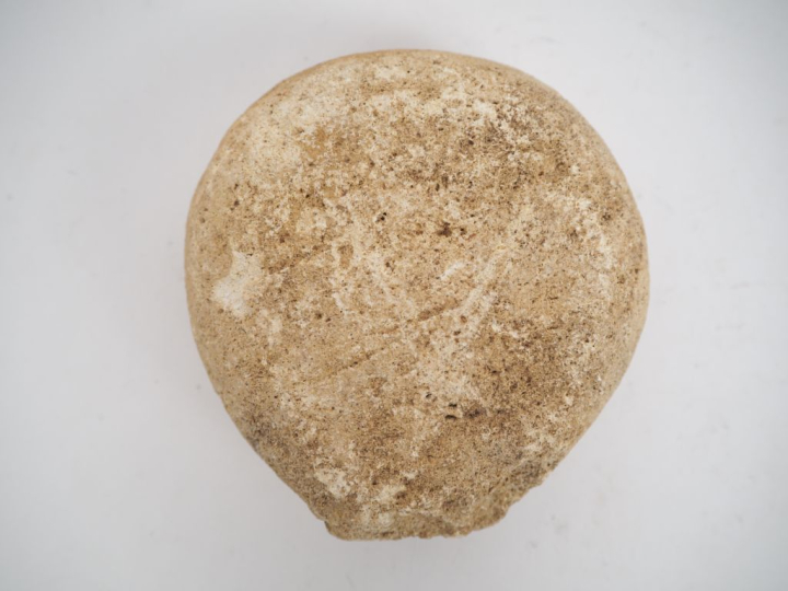 Tête masculine en pierre dans le style des ex-voto gallo romain. H. 12