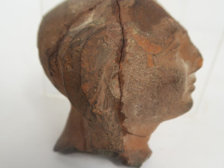 Tête d’Harpocrate en terre cuite avec sa mèche de cheveux caractéristi