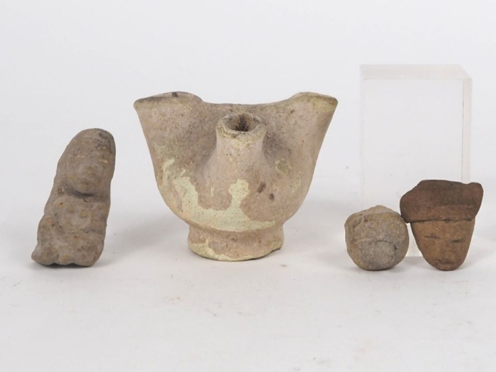 Lot comprenant un lampe islamique en terre cuite (8 x 6 cm) et trois f