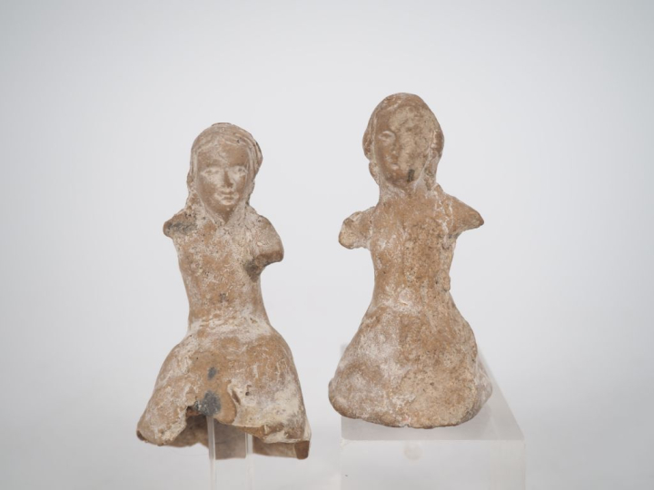 Deux figurines de personnages en terre cuite. H. 7 et 8,5 cm. Accident