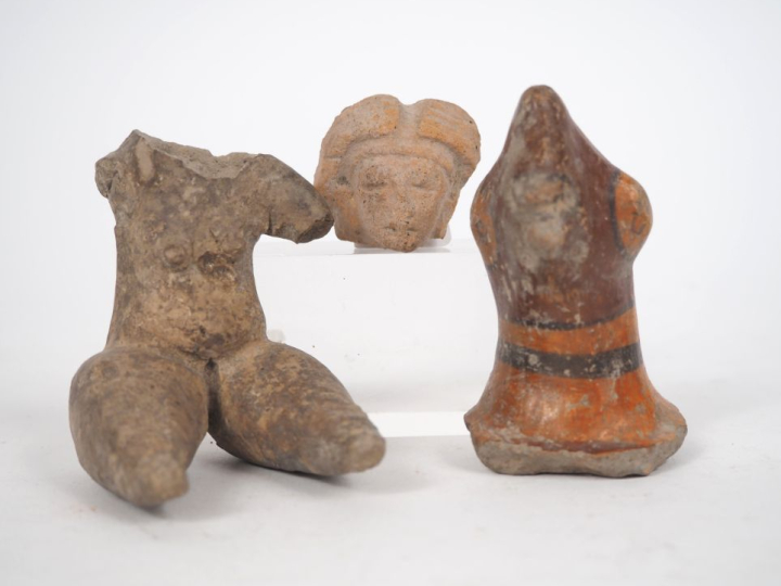 lot comprenant une tête et un corps de figurines mésoaméricaines. H. m