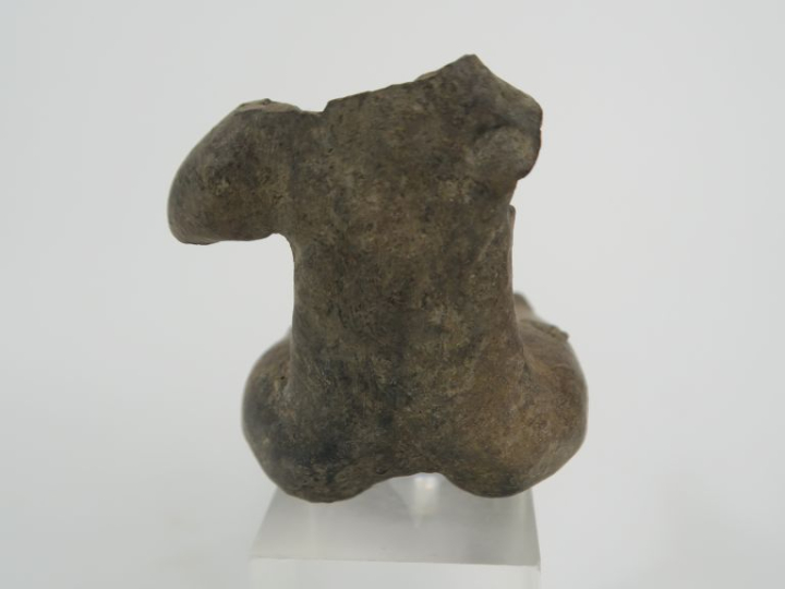 lot comprenant une tête et un corps de figurines mésoaméricaines. H. m