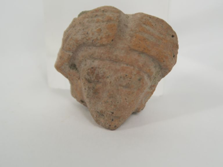 lot comprenant une tête et un corps de figurines mésoaméricaines. H. m