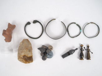 Vente aux enchères 4 bracelets en bronze antique et de style antique (5,5 à 7 cm). On joi