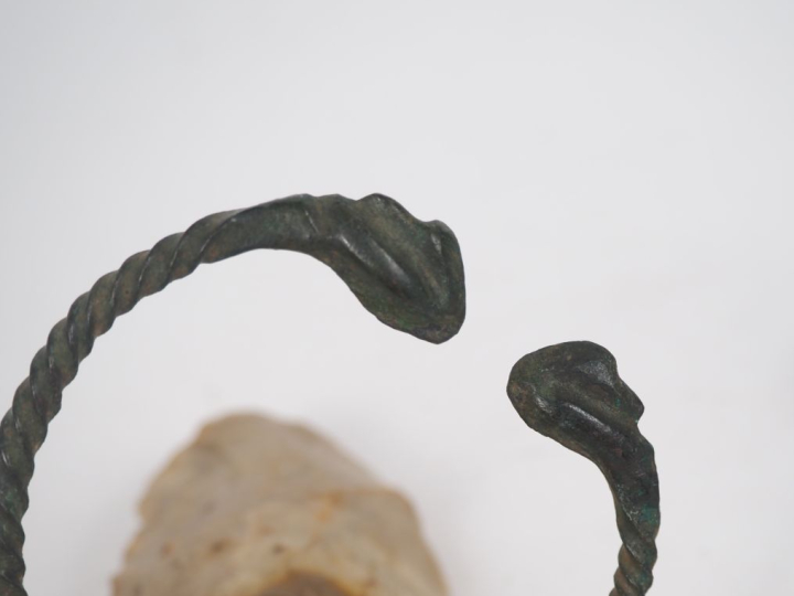 4 bracelets en bronze antique et de style antique (5,5 à 7 cm). On joi