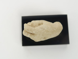 Vente aux enchères Main de statuette romaine en marbre tenant un objet. L. 3,7 cm Expert 