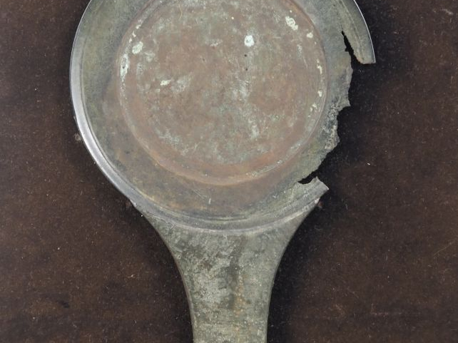 Miroir javanais en bronze disposé dans un cadre. Indonésie. v. XI-XVèm