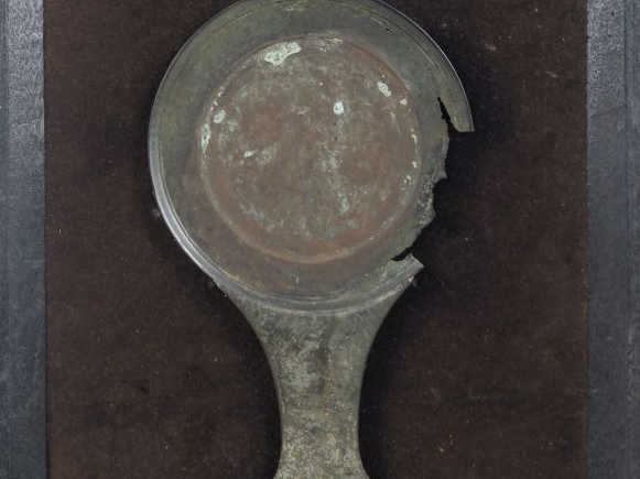 Miroir javanais en bronze disposé dans un cadre. Indonésie. v. XI-XVèm
