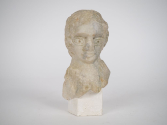 Vente aux enchères Buste d’un personnage en marbre, dans le goût antique.  H. 18 cm. Expe