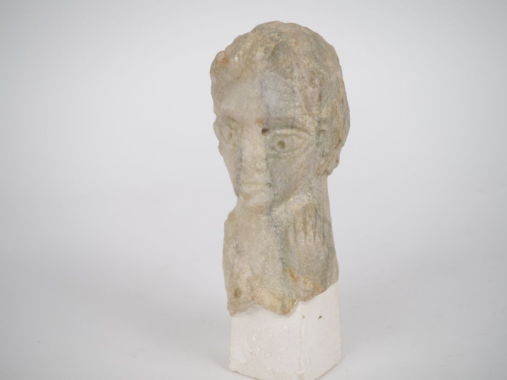 Buste d’un personnage en marbre, dans le goût antique.  H. 18 cm. Expe