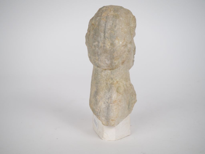 Buste d’un personnage en marbre, dans le goût antique.  H. 18 cm. Expe