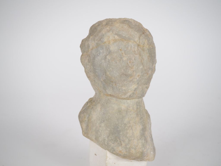 Buste d’un personnage en marbre, dans le goût antique.  H. 18 cm. Expe