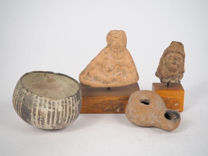 Deux figurines et une tête de personnage en terre cuite. H. 8,5, 7 et 