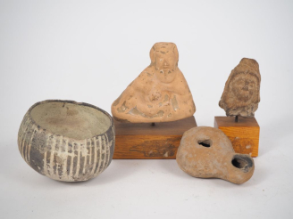 Vente aux enchères Deux figurines et une tête de personnage en terre cuite. H. 8,5, 7 et 