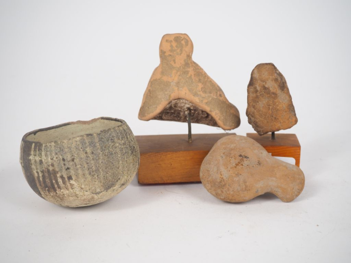 Deux figurines et une tête de personnage en terre cuite. H. 8,5, 7 et 