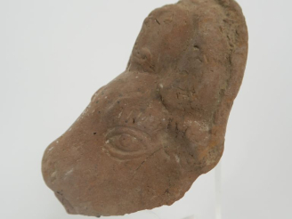 Vente aux enchères Égypte romaine. Tête de figurine du dieu taureau Apis avec l’uraeus et