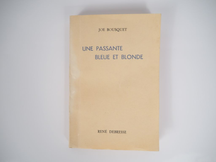 BOUSQUET (Joë). UNE PASSANTE BLEUE ET BLONDE. P., Debresse, 1934. In-1