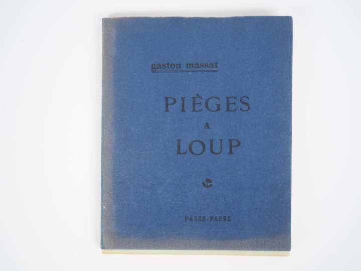 MASSAT (Gaston). PIÈGES À LOUP. S. l., Passe Passe, 1935. In-8 broché,