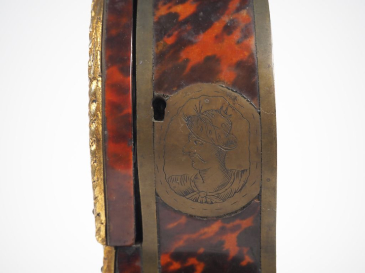 Porte-montre de style Louis XIV en forme de cartel, à décor en marquet