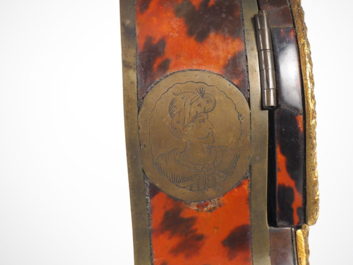 Porte-montre de style Louis XIV en forme de cartel, à décor en marquet