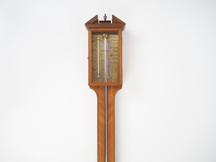 Baromètre de style Louis XVI en bois et stuc doré, à décor de frises d