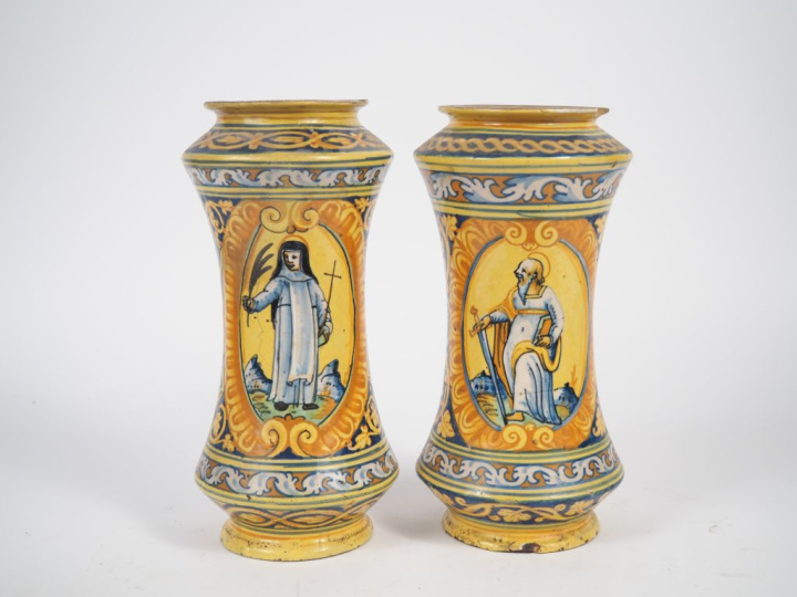 Paire d'albarelli italiens XVIIème en majolique à décor émaillé polych